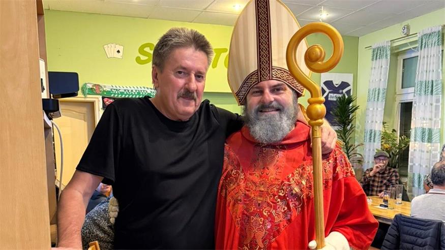 Sportcafé-Inhaber Franz Schober, der am 5. Dezember seinen Geburtstag feierte, mit dem Heiligen Nikolaus. Unter der Verkleidung, so munkelt man, befand sich ÖVP-Gemeindevorstand Dominik Strümpf. 