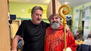 Sportcafé-Inhaber Franz Schober, der am 5. Dezember seinen Geburtstag feierte, mit dem Heiligen Nikolaus. Unter der Verkleidung, so munkelt man, befand sich ÖVP-Gemeindevorstand Dominik Strümpf. 