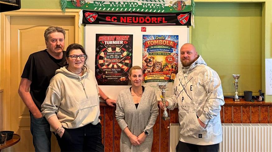 Sportcafé-Inhaber Franz Schober mit seiner Frau Petra Schober sowie Organisator und Veranstalter Steve Trenkwalder mit Freundin Michi Fohringer. Am 31. Jänner (ab 18 Uhr) laden sie zum zweiten Dartturnier in das Sportcafé ein. 
