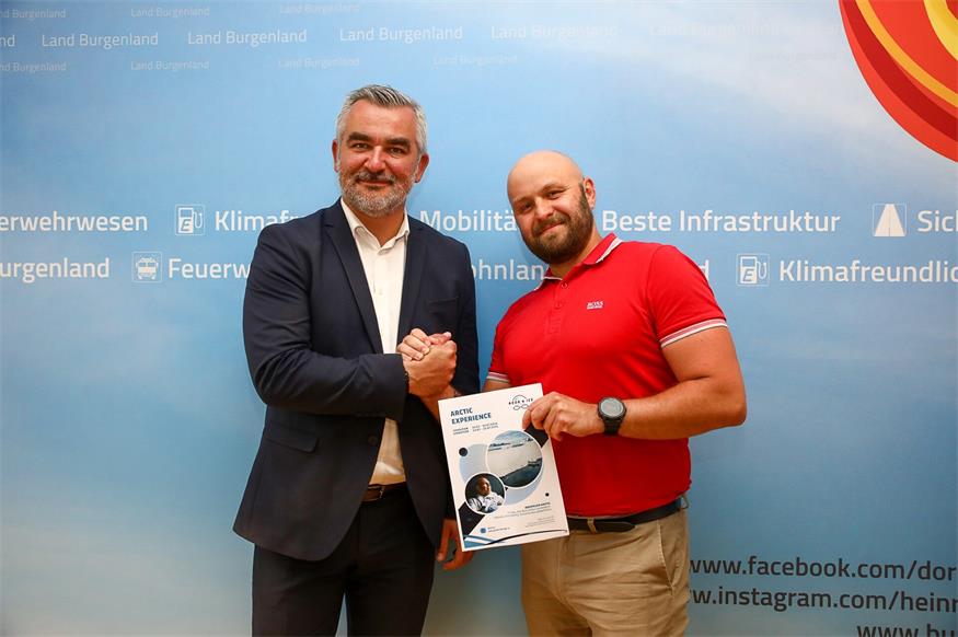 Sportlandesrat Heinrich Dorner ließ sich von Markus Fleck die „Arktis Expedition“  schildern.