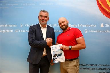 Sportlandesrat Heinrich Dorner ließ sich von Markus Fleck die „Arktis Expedition“  schildern.