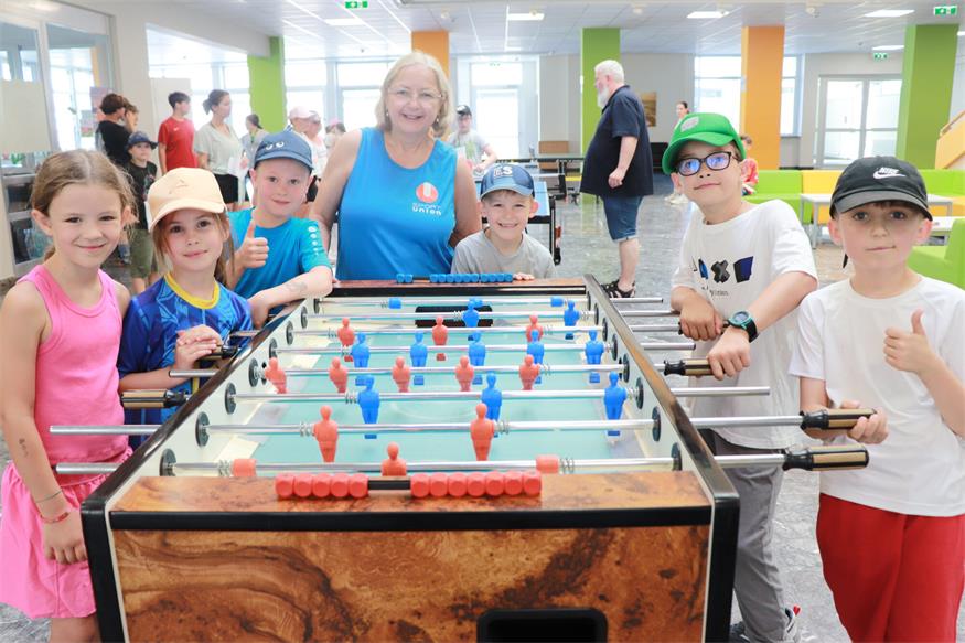 Sportvereine helfen mit Sportprogrammen durch den Sommer. Beim Sportunion-Actionday in Pinkafeld war auch Präsidentin Karin Ofner bei den stark frequentierten Stationen dabei. 