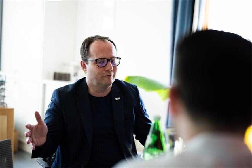 „Sprechen Sie offen mit Ihren Kindern über die Drohungen. Es ist auch wichtig, ihnen klarzumachen, dass derartige Drohungen kein “Streich” sind, sondern ernsthafte Konsequenzen haben können“, betont Marek Zeliska. 