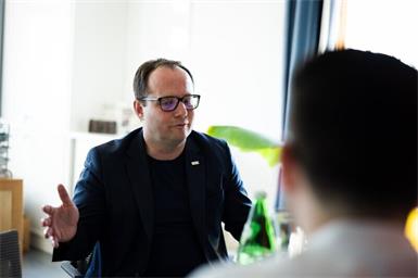 „Sprechen Sie offen mit Ihren Kindern über die Drohungen. Es ist auch wichtig, ihnen klarzumachen, dass derartige Drohungen kein “Streich” sind, sondern ernsthafte Konsequenzen haben können“, betont Marek Zeliska. 
