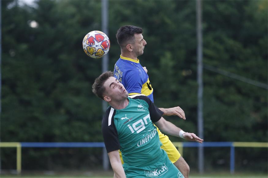 Sprung ins Leere! Armin Muminovic (r.) und seine St. Andräer verloren gegen die NSC Juniors (l. Andreas Pittnauer) mit 1:3.