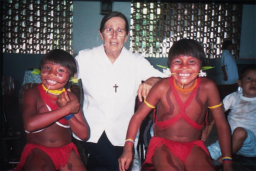 Sr. Maria Wachtler mit zwei Kindern des indigenen Volks der Yanomami 