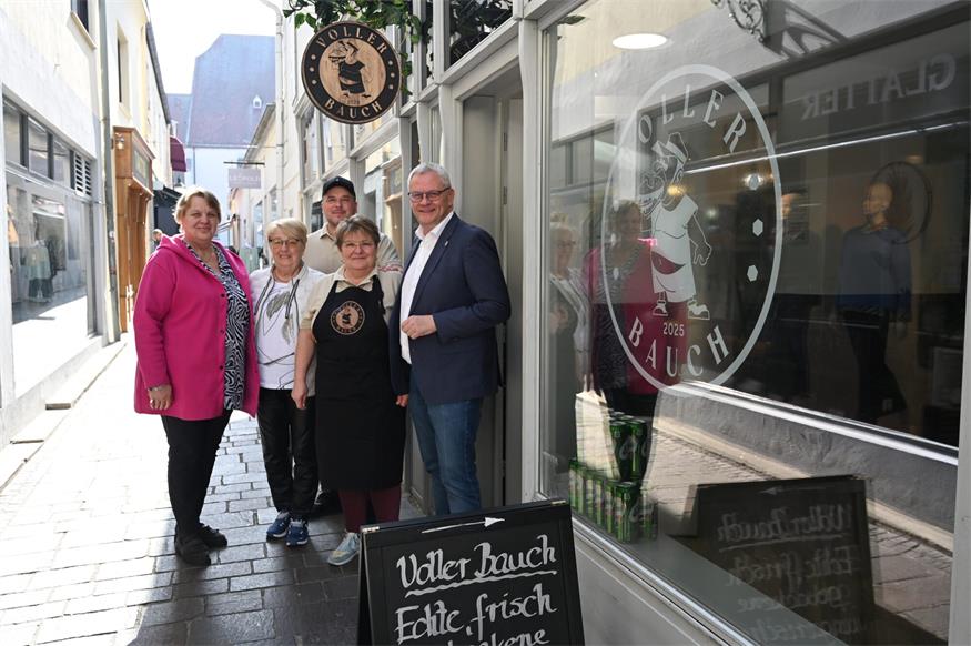 St. Georgens Stadtbezirksvorsteherin Heidi Hahnekamp, Seniorenbund-Obfrau Sylvia Bronkhorst und Bürgermeister Thomas Steiner gratulierten den Betreibern zur Eröffnung des "Voller Bauch" in der Matthias Marckhl-Gasse.