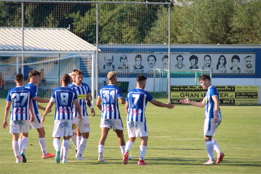 St. Margarethen gegen Horitschon 3:3 - Dominik Csomos (r.) gratuliert Ernest Grvala