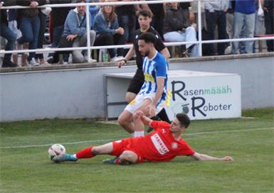 St. Margarethen und Siegendorf lieferten sich ein umkämpftes Derby: Tamas Bedics beim Tackling gegen Ahmed El-Baali von St. Margarethen