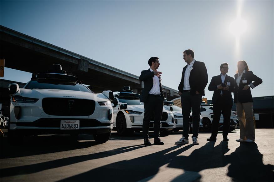 Staatssekretär Alexander Pröll (2.v.l.) vor einer Flotte selbstfahrender Autos bei einem Betriebsbesuch von Waymo in San Francisco.