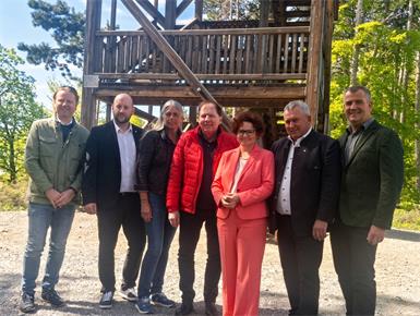 Staatssekretärin Elisabeth Zehetner mit Bürgermeister Matthias Weghofer und Bürgermeister Bernhard Karnthaler, Vizebürgermeister Christoph Ramhofer, Amtsleiter Christoph Kroyer aus Wiesen und Vizebürgermeisterin Sabina Doria und Gemeinderat David Diabl aus Lanzenkirchen.