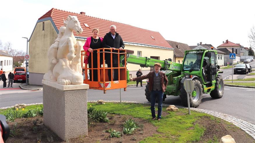 Stadtbezirksvorsteherin Heidi Hahnekamp und Bürgermeister Thomas Steiner enthüllen die Statue von Daniel Milanović, gefahren werden sie dabei immerhin von Bezirksfeuerwehrkommandant Reinhold Hübner.