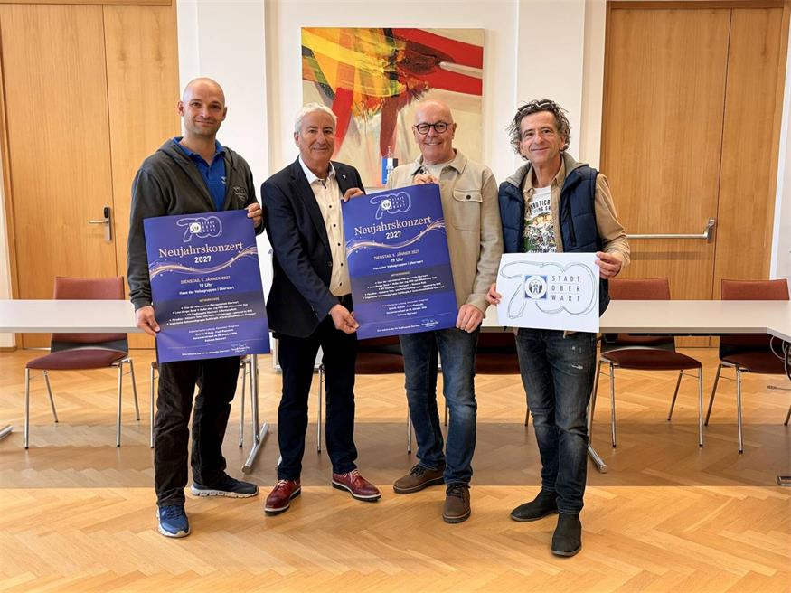 Stadtkapellenchef Alexander Pongracz, Vizebürgermeister Michael Leitgeb, Bürgermeister Georg Rosner und Grafiker Thomas Barabas (v.l.).