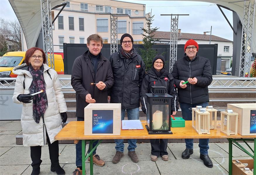 Stadträtin Gerlinde Heger, Bürgermeister Johann Heisz, Michael Pimiskern und Miriam Safa vom ORF sowie Vizebürgermeister Nikolaus Dominkovits gaben zusammen das Friedenslicht aus.