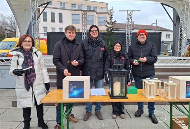 Stadträtin Gerlinde Heger, Bürgermeister Johann Heisz, Michael Pimiskern und Miriam Safa vom ORF sowie Vizebürgermeister Nikolaus Dominkovits gaben zusammen das Friedenslicht aus.