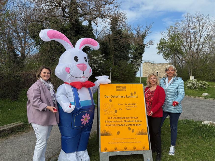 Stadträtin Isabell Lichtenberger, Gemeinderätin Gerda Kappel und Bürgermeisterin Elisabeth Böhm laden am Samstag am Tabor zwischen 14 und 16 Uhr zu einer Ostereiersuche mit dem Osterhasen ein.