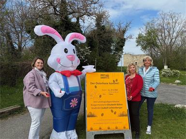 Stadträtin Isabell Lichtenberger, Gemeinderätin Gerda Kappel und Bürgermeisterin Elisabeth Böhm laden am Samstag am Tabor zwischen 14 und 16 Uhr zu einer Ostereiersuche mit dem Osterhasen ein.