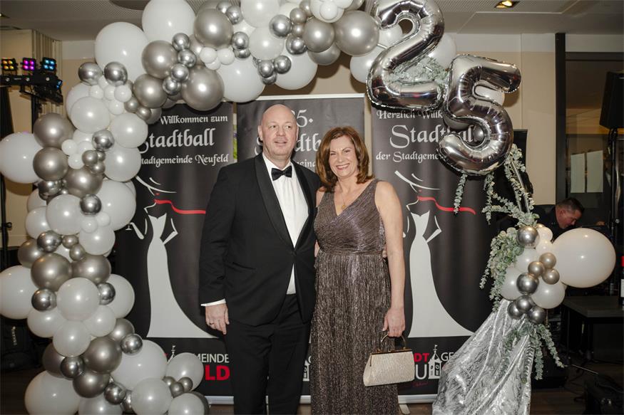 „Alles Walzer“ beim Neufelder Stadtball Stadtrat Peter Fink und Gattin Anna.