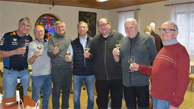 Stärkung. Zwischendurch stärkten sich Roland Pasterniak, Erich Salzer, Diakon Herman Pfalz, Gottfried Prieler, Pfarrer Roman Schwarz, Peter Wandl und Mesner Gerhard Truckschitz (v.l.) mit einem Gläschen Wein.