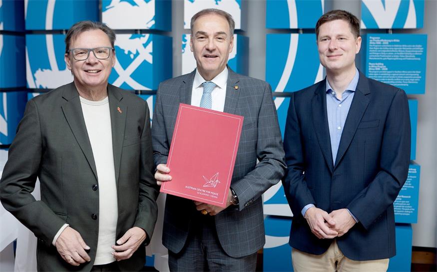 Standortleiter Norbert Darabos, Landesrat Leonhard Schneemann und Direktor Tobias Lang präsentierten das „Gerald Mader Fellowship“ auf Burg Schlaining.