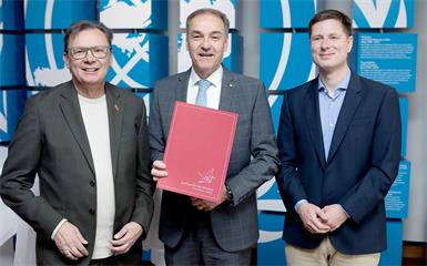 Standortleiter Norbert Darabos, Landesrat Leonhard Schneemann und Direktor Tobias Lang präsentierten das „Gerald Mader Fellowship“ auf Burg Schlaining.