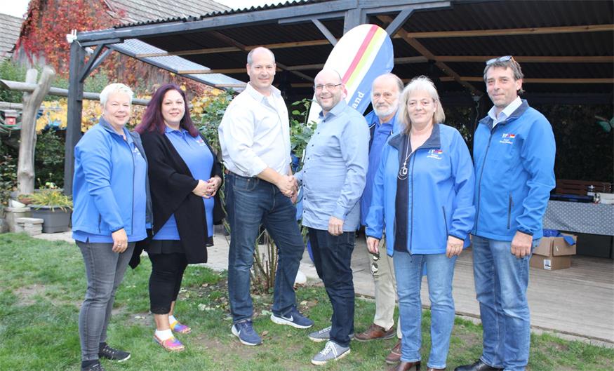 Stark vertreten. Die im Oktober neu gegründete FPÖ Pilgersdorf stellte mit Anita Gut (l.), Michael Gut (3.v.l.) sowie Claudia Maierhofer Drobilits (2.v.r.) und Karl Drobilits (r.) gleich vier der zehn Kandidaten auf der FPÖ-Bezirksliste. Mit am Bild Bezirksparteiobmann Sandro Waldmann sowie Claudia und Christian Helm. 