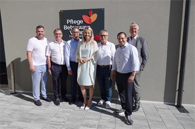 Starke Allianz für die Region. Pflegezentren Drescher-Geschäftsführer Franz Drescher, Raiffeisenbank Burgenland Mitte-Firmenkundenleiter Andreas Kunagl, Raiffeisenbank Region Deutschkreutz Horitschon-Vorstandsdirektor Markus Reinfeld, Wirtschaftskammer Burgenland-Spartengeschäftsführerin Katrin Sagmeister, Raiffeisenbank Burgenland-Mitte Vorstandsdirektor Adalbert Renner, Wirtschaftskammer Burgenland-Präsident Andreas Wirth und Raiffeisenbank Region Deutschkreutz Horitschon-Vorstandsdirektor Alexander Kubin beim gemeinsamen Rundgang durch das erweiterte Projekt „Wohnen im Alter“ in Raiding.