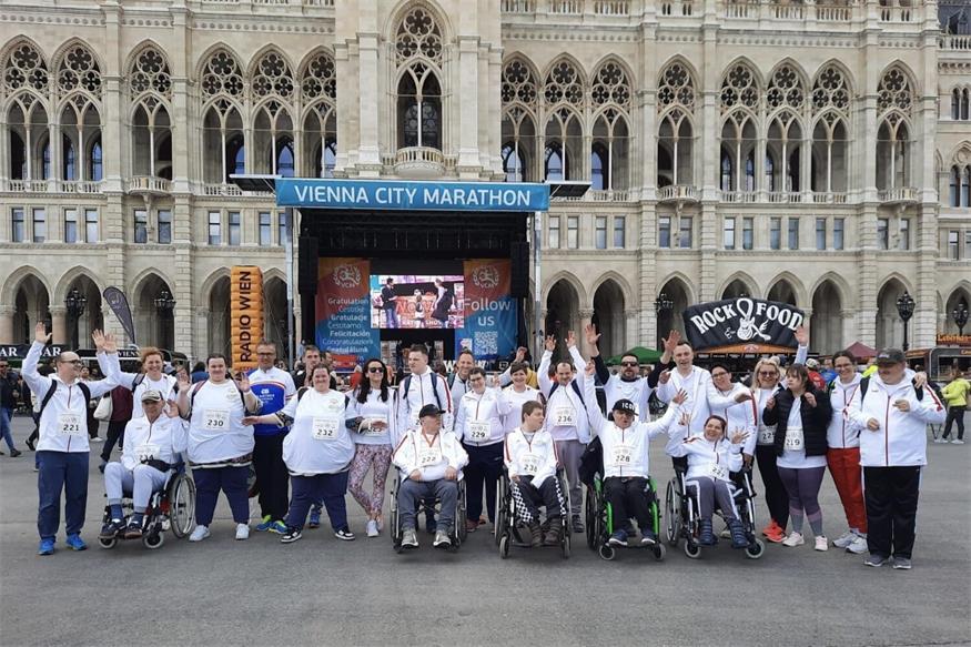 Starke Gruppe, großer Tag: das Team des SeneCura Sozialzentrums Frauenkirchen beim Coca-Cola Inclusion Run in Wien. 