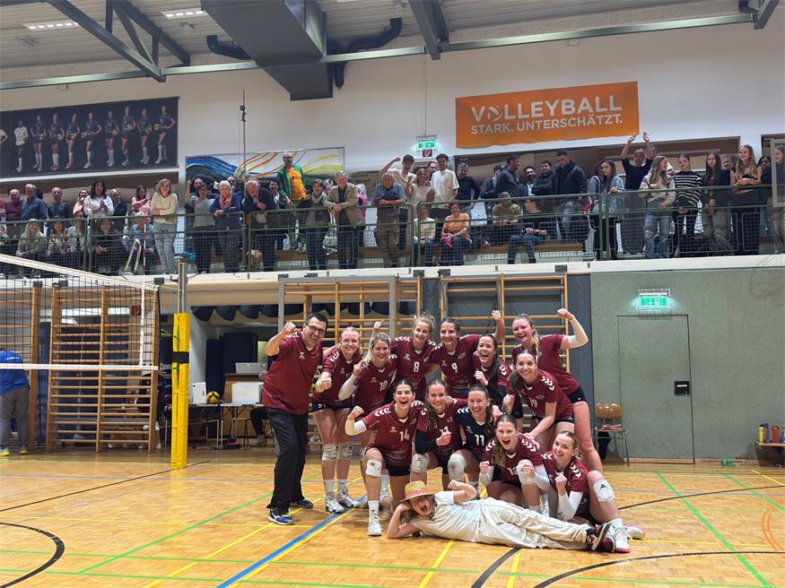 Starke Saison! Die Fidas Volleys Jennersdorf, hier nach dem finalen 3:2-Erfolg im letzten Saisonspiel gegen Dornbirn, sicherten sich in der 2. Bundesliga vorzeitig den Klassenerhalt. Künftig sollen noch mehr eigene Spielerinnen eingebaut werden. Die Basis dafür soll durch einen breit ausgerichteten Nachwuchs gestärkt werden. 