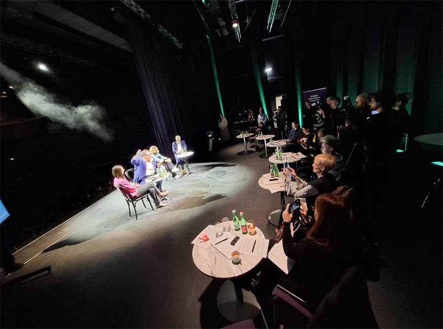 Starker erster Auftritt. Die Bühne des Eisenstädter Kulturzentrums wurde für die Theater-Präsentation optimal genutzt, es wird spannend! 