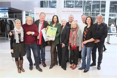 Starkes Netzwerk. Das Organisationsteam, bildende und schreibende Künstlerinnen und Künstler mit Landtagspräsidentin Astrid Eisenkopf als Ehrengast. 