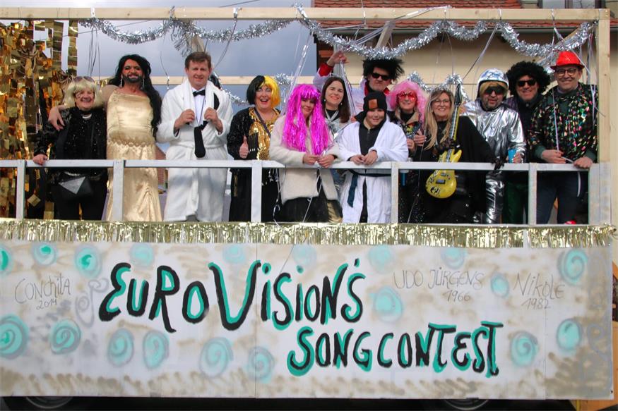 Stars wie Udo Jürgens, Lady Gaga, Elvis Presley, Conchita Wurst und mehr tummelten sich am Wagen der Stadtgemeinde.