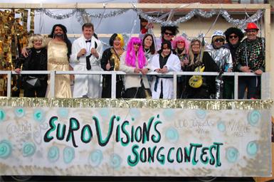 Stars wie Udo Jürgens, Lady Gaga, Elvis Presley, Conchita Wurst und mehr tummelten sich am Wagen der Stadtgemeinde.