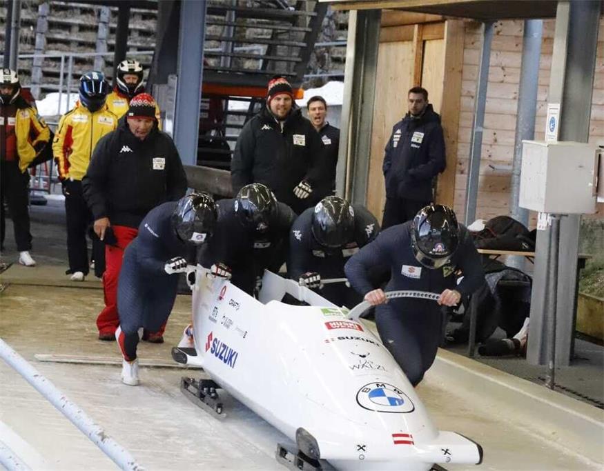 Starten in ihre erste Weltmeisterschaft: Dominik Hanschitz, Daiyehan Nichols-Bardi, Adam Wiener und Pilot Jakob Mandlbauer beim Training in Winterberg.