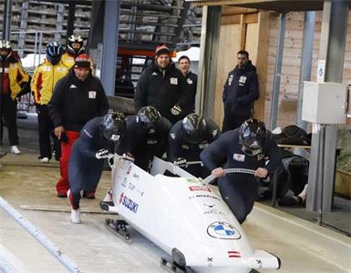 Starten in ihre erste Weltmeisterschaft: Dominik Hanschitz, Daiyehan Nichols-Bardi, Adam Wiener und Pilot Jakob Mandlbauer beim Training in Winterberg.