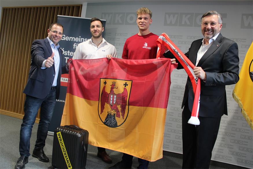 Startklar in der Wirtschaftskammer: Präsident Andreas Wirth (l.), und WK-Direktor Harald Schermann (r.) wünschen Elias Stephan (2.v.r.) und seinem Ausbildungsleiter Philipp Konlechner (2.v.l.) alles Gute!