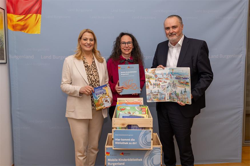 Startschuss für mobile Kinderbibliotheken: Landeshauptmann Hans Peter Doskozil und Landesrätin Daniela Winkler (l.) mit Silke Rois, der Vorsitzenden des Landesverbandes Bibliotheken Burgenland.