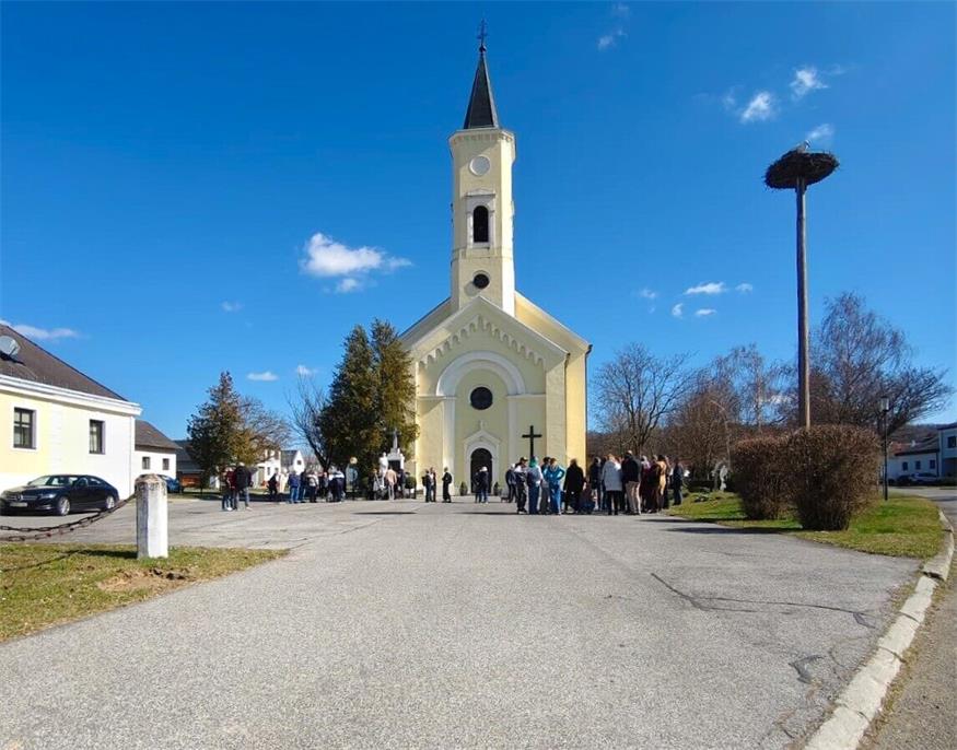 Status quo. So sieht der Kirchenplatz in Frankenau seit 50 Jahren aus.