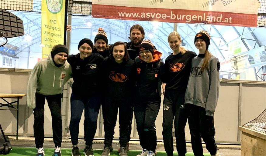 Stecken in der Vorbereitung für die Saison: Enya Spulak, Rosa Janisch, Monika Janisch, Bianca Böckl, Andreas Freiberger, Anna Ofner, Ines Höfer und Annika Krajcik (v.l.).