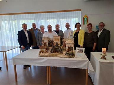 Stefan Werkovits, Evi und Oskar Lehner sowie Alois und Christa Pürrer mit Bürgermeister Anton Wiedenhofer, Martin Kraus (Wohnbereichsleitung), Pfarrer Grzegorz Kotynia und Beatrix Bader (Seniorenpension) bei der Übergabe der Krippe.