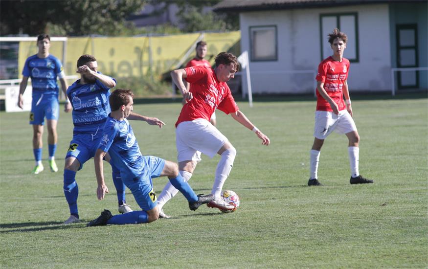 Stefan Wüger (Grätsche) und seine Pamhagner gewannen gegen Julian Schmid (re.) und Frauenkirchen mit 1:0.