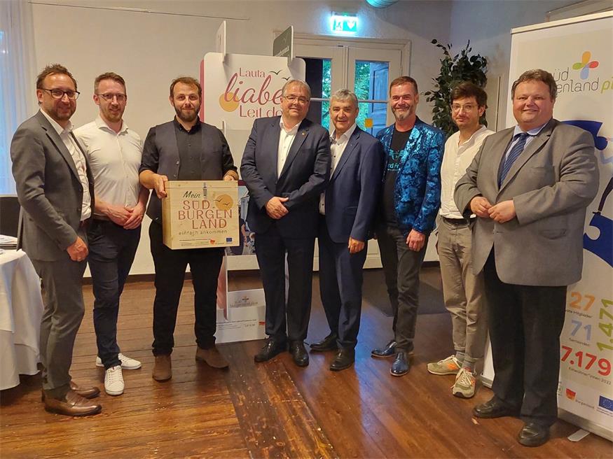 Stegersbachs Bürgermeister Jürgen Dolesch, Roland Deutsch (Projektmanager südburgenland plus), Oliver Stangl (Geschäftsführer südburgenland plus), Neustift bei Güssing Bürgermeister Franz Kazinota (Obmann Stv. südburgenland plus), 2. LT-Präs. a.D. Walter Temmel (Obmann südburgenland plus), Gerd Friedl (Kabarettist), Nikolaus Gartner (Architekturraum Burgenland) und ÖVP Clubchef Bernd Strobl (v.l.) bei der Präsentation. 