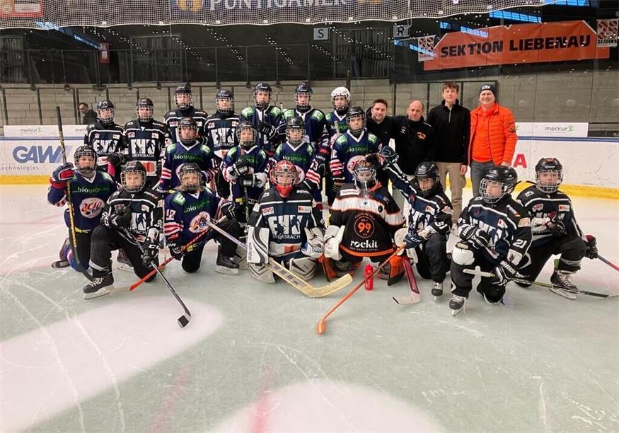 Stegersbachs Trainer mit den 18 Nachwuchsspielern des Eishockeyvereins Stegersbach.