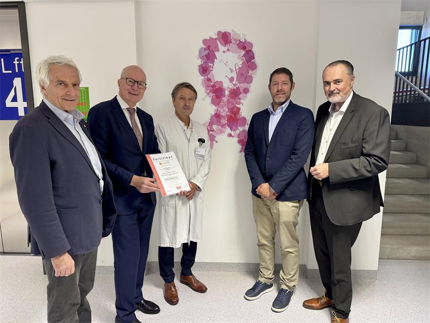 Stephan Kriwanek, CMO Gesundheit Burgenland, Sigurd Lax, Sprecher der Österreichischen Zertifizierungskommission, Erich Willhuber, Ärztlicher Direktor Klinik Güssing, Stefan Uranitsch, Leiter des Brustgesundheitszentrums und Landeshauptmann Hans Peter Doskozil bei der Übergabe. 