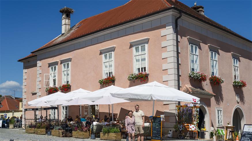 Stephanie Labhaas und Marek Zalewski haben den Rathauskeller in die Rathaus Lounge verwandelt.