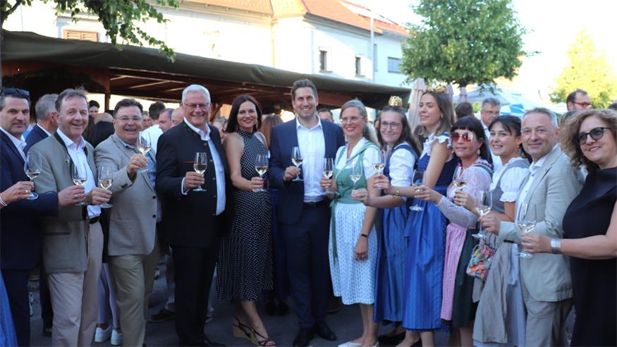 Stießen auf den Winzerkirtag an: Nationalrat Christoph Zarits, LK-Präsident Nikolaus Berlakovich, Winzerkirtags-Obmann Stefan Kaiser sen., Bürgermeister Thomas Steiner, Landtagspräsidentin Astrid Eisenkopf, Staatssekretär Alexander Pröll, LH-Stellvertreterin Anja Haider-Wallner, Weinprinzessin Lena, Weinkönigin Maria IV., Gemeinderätin Ruth Klinger-Zechmeister, Jugend-Gemeinderätin Samara Sánchez-Pöll, Klubobmann Michael Bieber und Gemeinderätin Regina Lackner (v.l.n.r.).