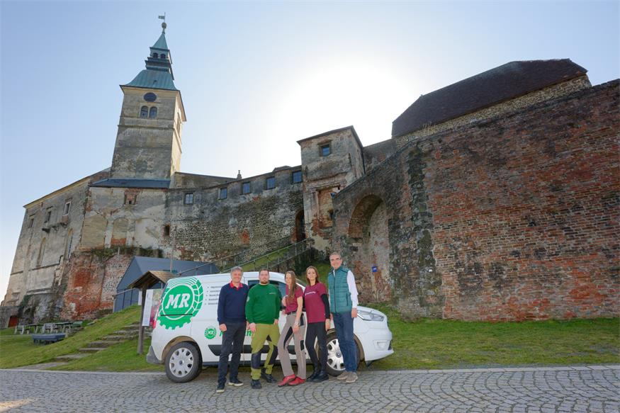 Stiftungsadministrator Michael Gerbavsits mit Raumpfleger Daniel Geisinger, den Raumpflegerinnen Monika Lechner und Manuela Hanzl und Burgmanager Gilbert Lang vor der Hochburg Güssing