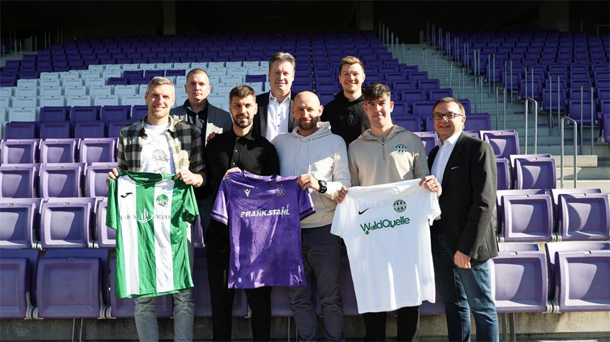 Stimmten sich auf das Jubiläumsfest ein. MSV 2020-Kapitän Alois Höller, MSV 2020-Obmann Mauro Abihodzic, Austria Wien-Kapitän Alexander Dragovic, Austria Wien-Vorstand Harald Zagicek, Austria Wien-Trainer Stephan Helm, Benedict Reiner, ASKÖ Kobersdorf-Kapitän Peter Strass und ASKÖ Kobersdorf-Präsident Dietmar Reiner freuen sich auf die freundschaftlichen Duelle.