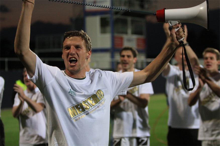 Stimmung! Beim Wiederaufstieg des SV Mattersburg 2015 aus der 2. Liga in die Bundesliga war Alois Höller mittendrin – und auch beim Feiern ist der Liebling der Fans kein ganz so Schlechter. 