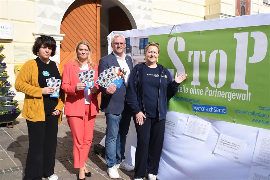 StoP – Stadtteile ohne Partnergewalt: Frauenlandesrätin Daniela Winkler und Eisenstadts Bürgermeister Thomas Steiner mit Elke Aufner-Hergovich (r.), Geschäftsführerin Frauenservicestelle Mattersburg u. Eisenstadt, und Elisabeth Roller (l.), StoP Nordburgenland 